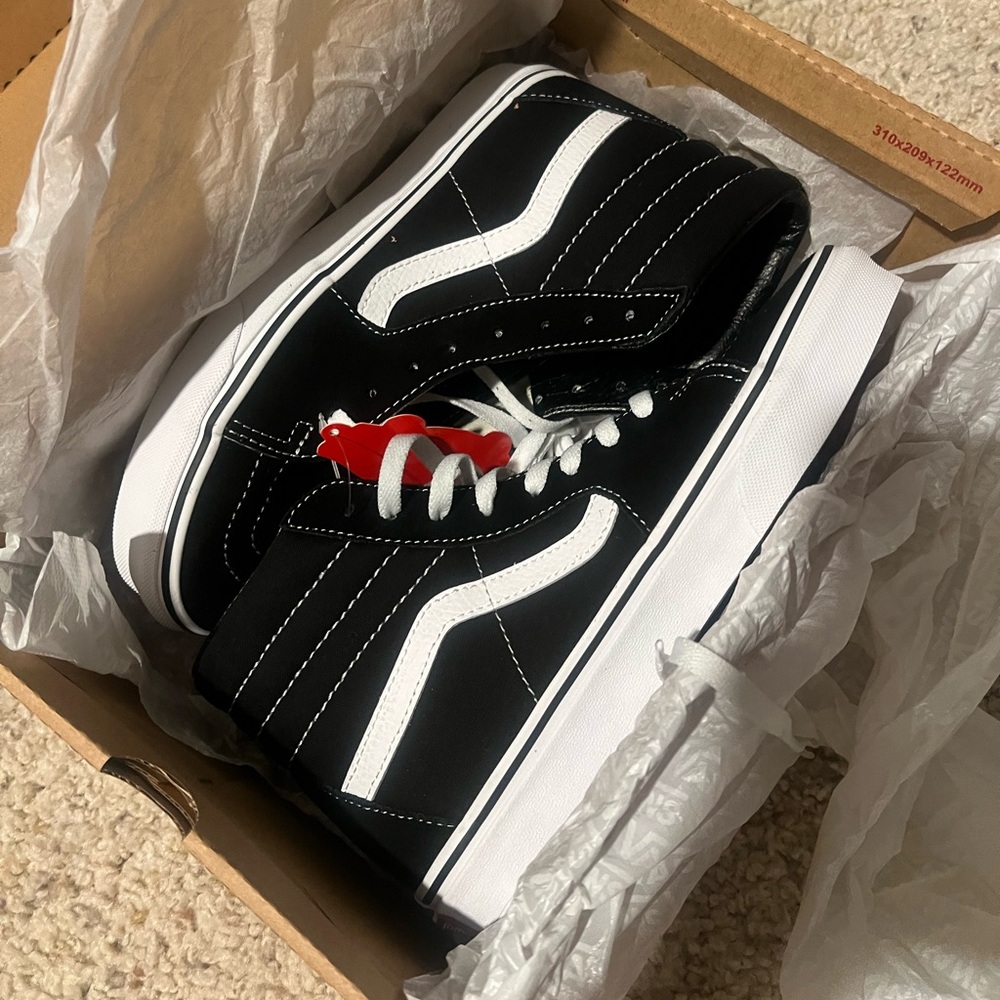 NWT Vans Sk8-Hi Women’s size 8